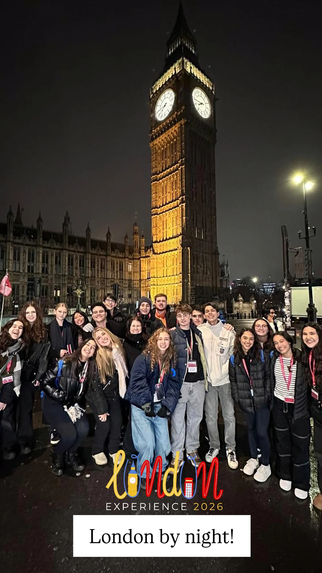 Grupo no Big Ben à noite
