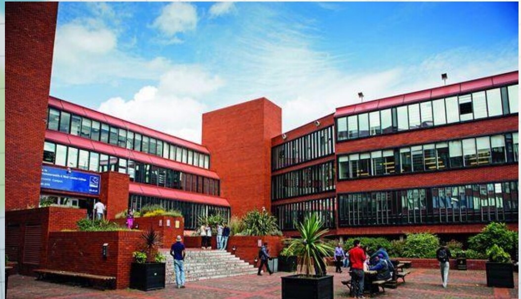 Fachada do West London College